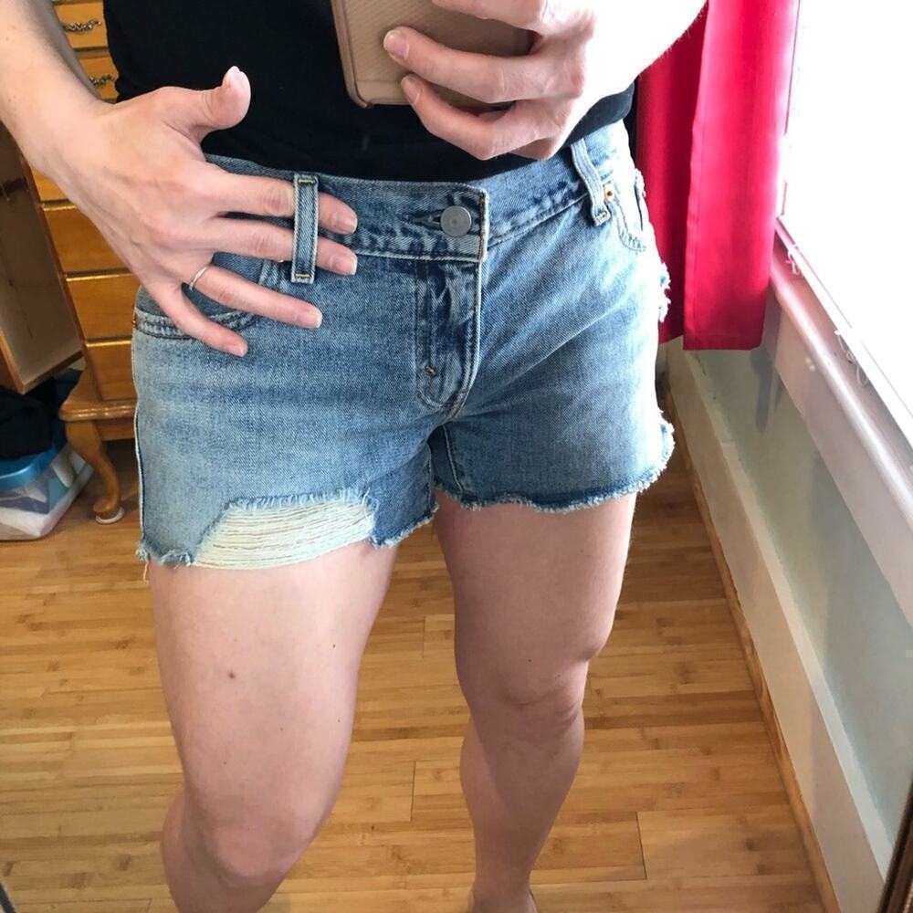 Levi’s Distressed raw hem Jeans Shorts Size 26